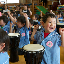 幼稚園、保育園、保育所、託児所、2歳～参加可能なドラムカフェの対話型ドラミング