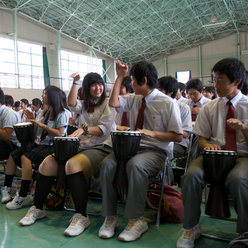 自分と他人との繋がりを知り深い一体感を感じる事ができるドラムカフェの対話型ドラミング