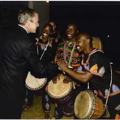 パフォーマンス終了後握手を交わすジョージ・ブッシュ元アメリカ大統領とドラムカフェアーティストたち